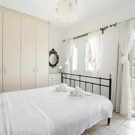 Appart hôtel Seaside Luxury Suites, Infinity Pool By Explore Andros 4*