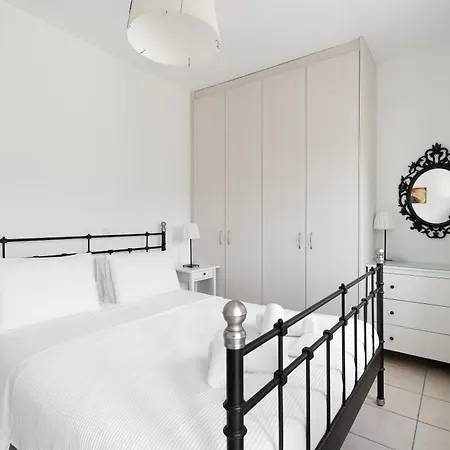 アパートホテル Seaside Luxury Suites, Infinity Pool By Explore Andros