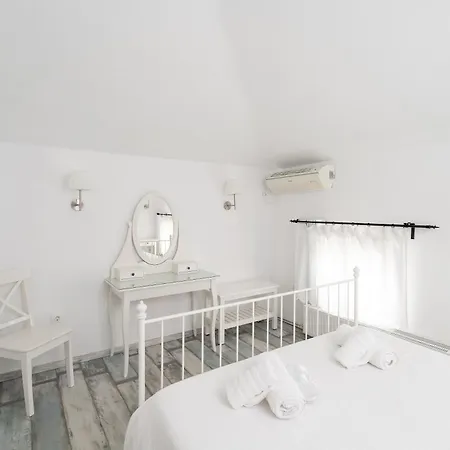 Aparthotel Seaside Luxury Suites, Infinity Pool By Explore Andros 3*