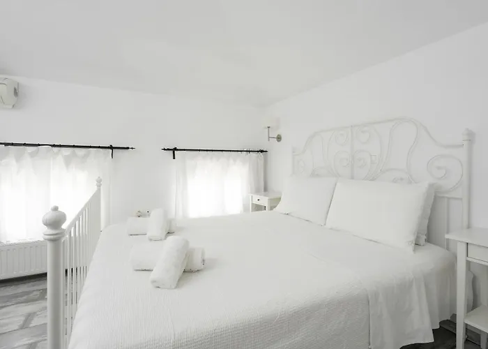 Seaside Luxury Suites, Infinity Pool By Explore Andros Ξενοδοχείο με διαμερίσματα 4*