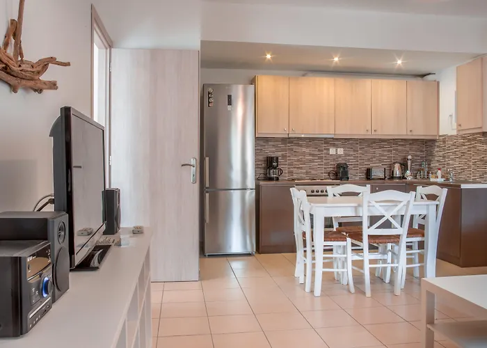 Seaside Luxury Suites, Infinity Pool By Explore Andros Ξενοδοχείο με διαμερίσματα 4*